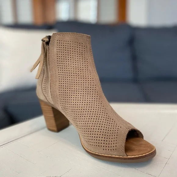 SOLD - Toms Majorca Beige Suede Peep Toe Women’s Ankle Heel Booties Size 6.5 - Picture 3 of 8